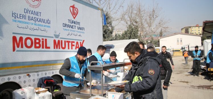 TDV gönüllüsü Rıza Kayaalp, Kahramanmaraş'ta depremzedelere yemek ikram etti: