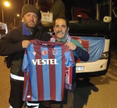 Trabzonsporlu depremzedeye bordo-mavili forma hediye edildi