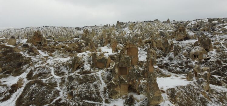 Turistler karla kaplanan Kapadokya'da gezdi
