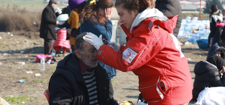 Türk Kızılay depremzede kadınlara özel whatsapp hattı kurdu