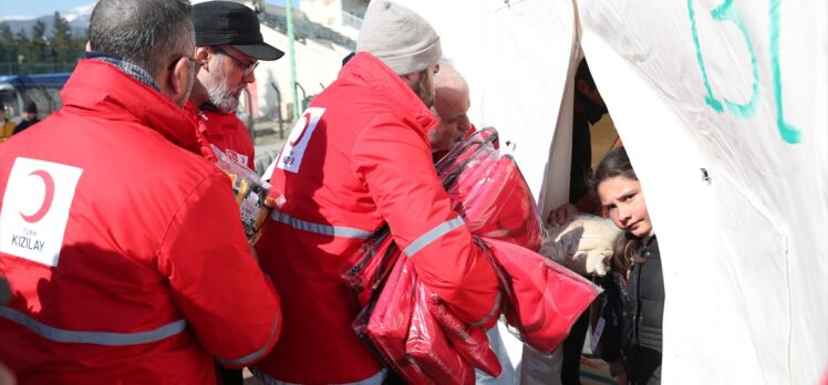 Türk Kızılay, depremzedelere 5 aşevi, 326 mobil mutfak ve 86 ikram aracıyla hizmet veriyor