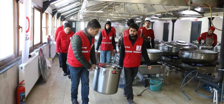 Türk Kızılay, Diyarbakır'da günde 40 bin depremzedeye sıcak yemek dağıtıyor