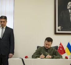 Zelenskiy Türkiye'nin Kiev Büyükelçiliğinde açılan taziye defterini imzaladı
