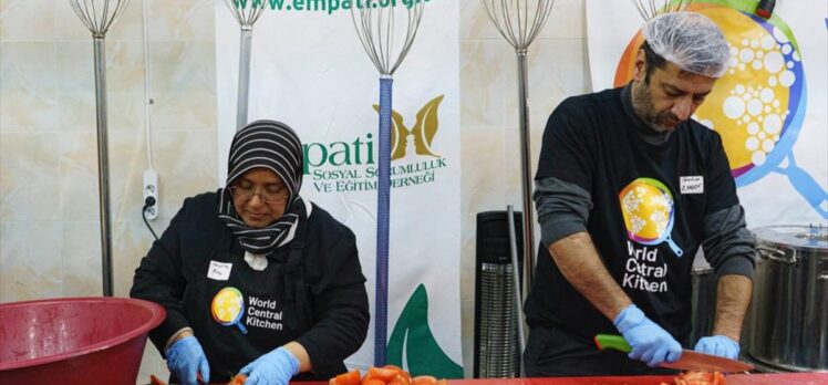 Uluslararası yardım kuruluşunun aşçıları, yemeklerini Elbistanlı depremzedeler için yapıyor