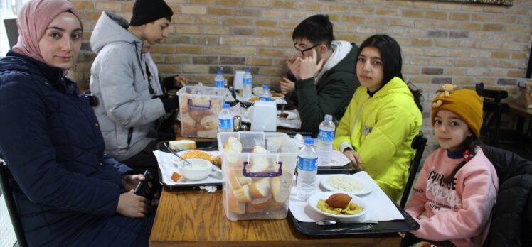 Van depremini yaşayan esnaf günde 5 bin 400 kişilik ücretsiz yemek veriyor