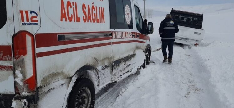 Van'da kara saplanan ambulansı karla mücadele ekipleri kurtardı