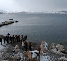 Vangölü Aktivistleri Derneği üyeleri ve doğaseverler Van Gölü'nde yüzdü