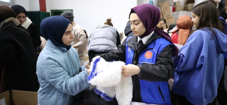 Yakınları Kahramanmaraş'ta enkazda kalan Hatice, depremzedelere yardım için çalışıyor