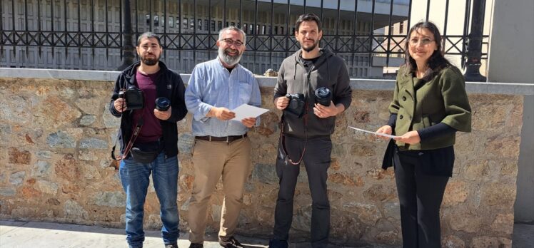 AA, Türkiye'deki depremlerde ekipmanı hasar gören Yunan gazetecilere kamera hediye etti
