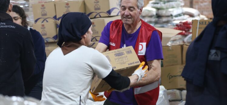 ABD'li gönüllüler afetzedelerin yaralarını sarmak için Kahramanmaraş'ta