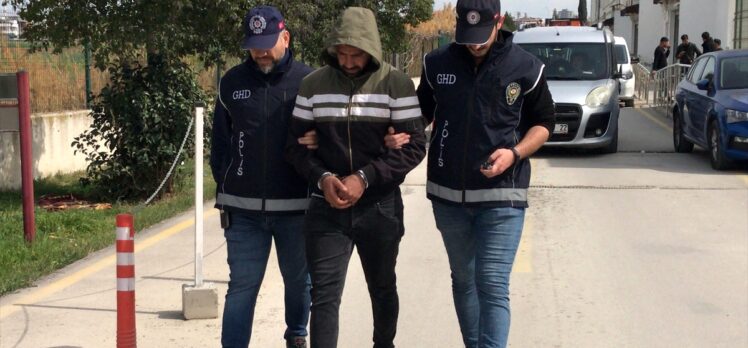 Adana'da kamyonet kasasında 16 düzensiz göçmen yakalandı