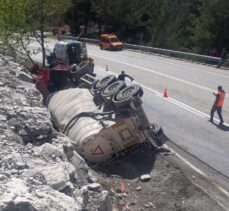 Antalya'da devrilen tankerin sürücüsü hayatını kaybetti