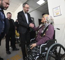 Bakan Kasapoğlu, Diyarbakır'da GSB Yurdu'nda doğum yapan depremzedeyi ziyaret etti