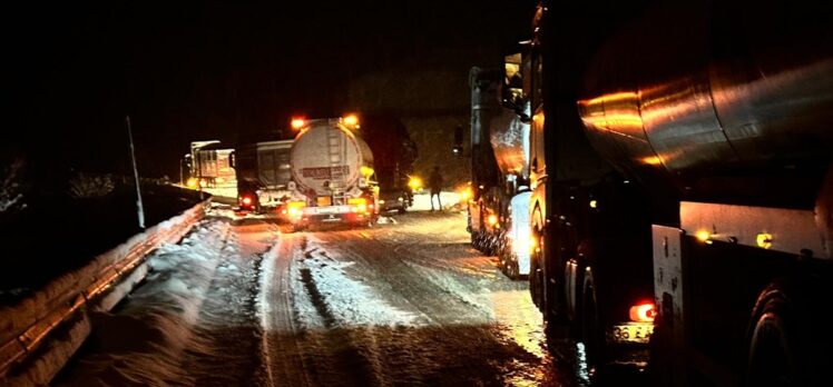 GÜNCELLEME – Kar ve tipi nedeniyle kapanan Bayburt-Erzurum kara yolu ulaşıma açıldı
