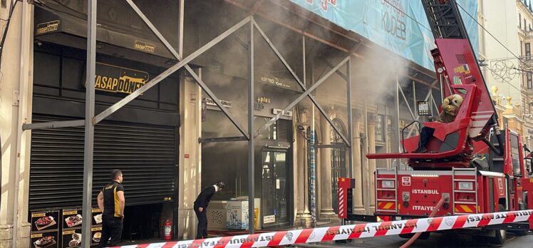 Beyoğlu'nda 3 katlı binada çıkan yangına müdahale ediliyor