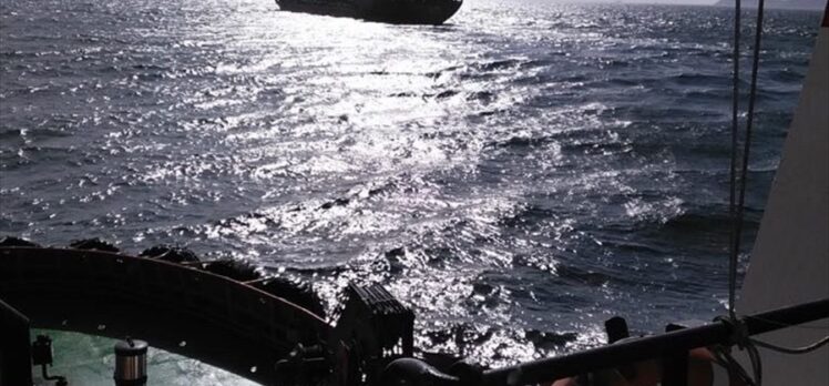 Çanakkale Boğazı'nda arızalanan gemi demirletildi