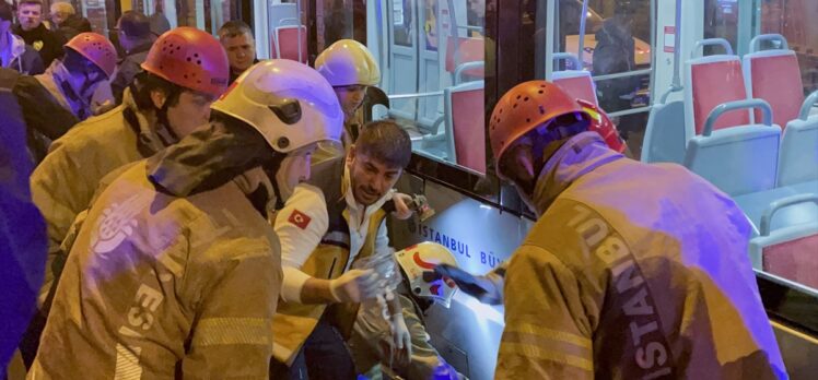 Cevizlibağ'da tramvayın çarptığı yabancı uyruklu kişi ağır yaralandı