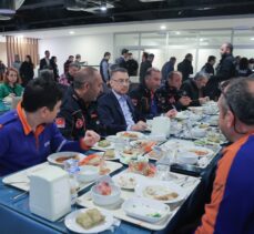 Cumhurbaşkanı Yardımcısı Oktay, AFAD personeliyle iftar yaptı