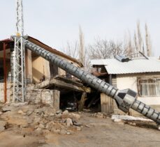 Depremde heyelan nedeniyle yolu kapanan köyde 35 kişiyi yöre halkı kurtarmış