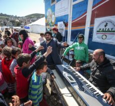 Depremzede müzisyen, ailesiyle kaldığı çadır kentte çocuklar için org çalıyor