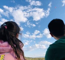 Düzce'de depremzede çocuklar rengarenk uçurtmaları gökyüzüne bıraktı
