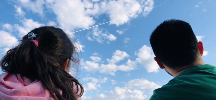 Düzce'de depremzede çocuklar rengarenk uçurtmaları gökyüzüne bıraktı