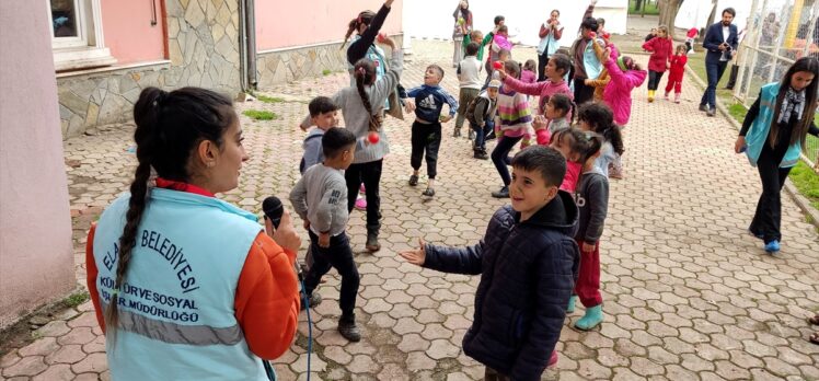 Elazığ depremini yaşayan sosyolog ve ekibi, Kahramanmaraş'ta afetzede çocukların yüzünü güldürüyor