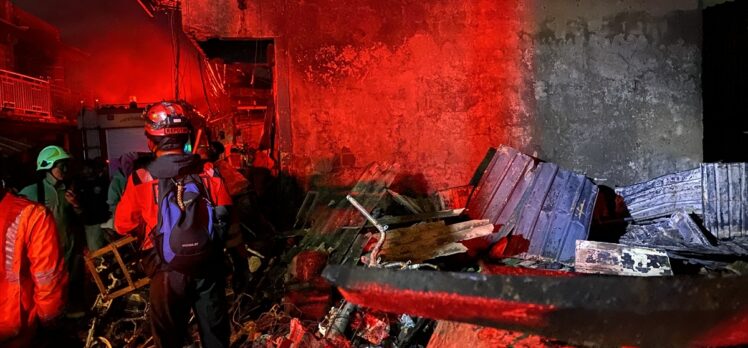 Endonezya'da akaryakıt deposunda çıkan yangında 14 kişi öldü