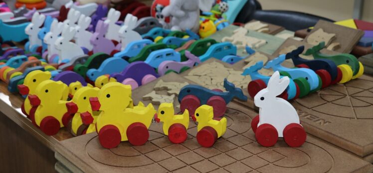 Erzincan'da meslek lisesi öğrencileri depremzede çocuklar için oyuncak üretiyor