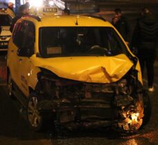 Erzurum'da iki taksinin çarpışması sonucu 3 kişi yaralandı