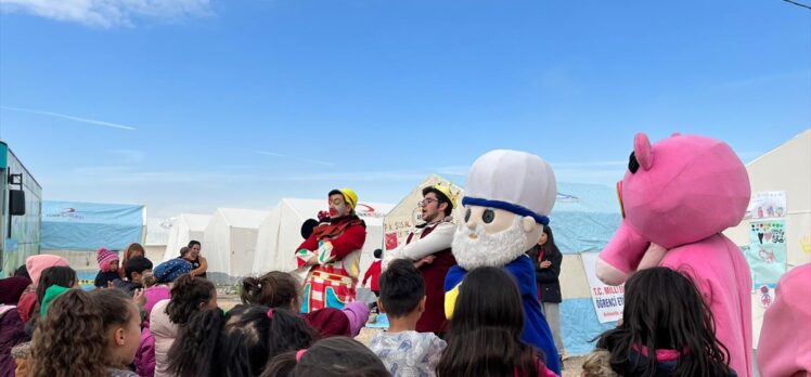 Erzurumlu tiyatro topluluğu Malatya ve Adıyaman'da depremzede çocukların yüzünü güldürüyor