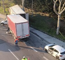 Esenler'de kamyonun park halindeki araçlara çarpması sonucu 3 kişi yaralandı