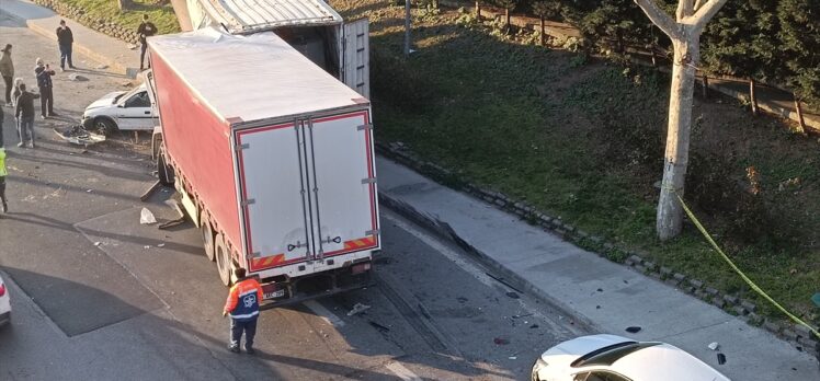 Esenler'de kamyonun park halindeki araçlara çarpması sonucu 3 kişi yaralandı