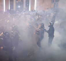 Gürcistan'da parlamento binasını kuşatmaya çalışan göstericiler emniyet güçlerince dağıtıldı