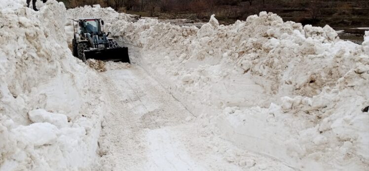 Hakkari'de çığ nedeniyle kapanan köy yolu 2 günlük çalışmayla açıldı