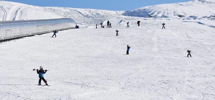 Hakkarili çocuklar, “Altyapı Gelişim Projesi” ile kayak öğreniyor