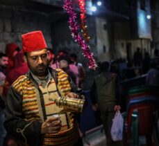 Halep'de enkaz haline gelen evlerin arasında toplu iftar