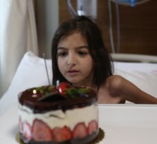Hatay'da enkazdan yaralı kurtulan anne ile kızı Adana'da hastane odasında kavuştu