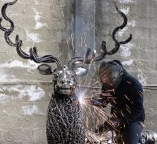 Hurda metalden 3 metre boyunda 500 kilo ağırlığında geyik heykeli yaptı