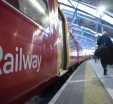 İngiltere'de tren yolu çalışanları ve işverenler maaş artışında anlaştı