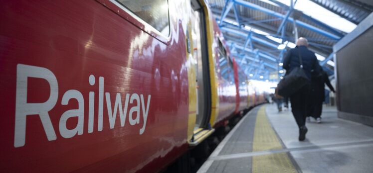 İngiltere'de tren yolu çalışanları ve işverenler maaş artışında anlaştı