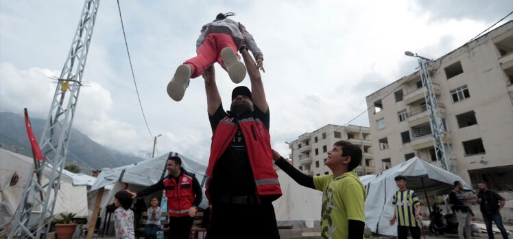 İskenderun'da depremzede çocuklar “survivor parkuru”nda eğlendi