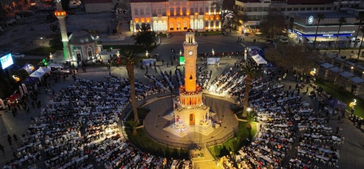 İzmir Konak Meydanı'nda depremzedelere iftar verildi