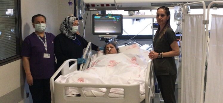 Kadın sağlıkçılar, depremin ilk gününden beri yaralılara şifa olmayı sürdürüyor