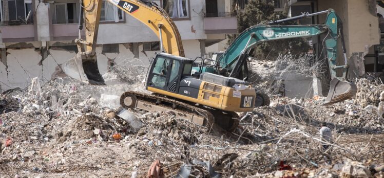 Kahramanmaraş'ta Ebrar Sitesi'nin enkazını kaldırma çalışmaları sürüyor
