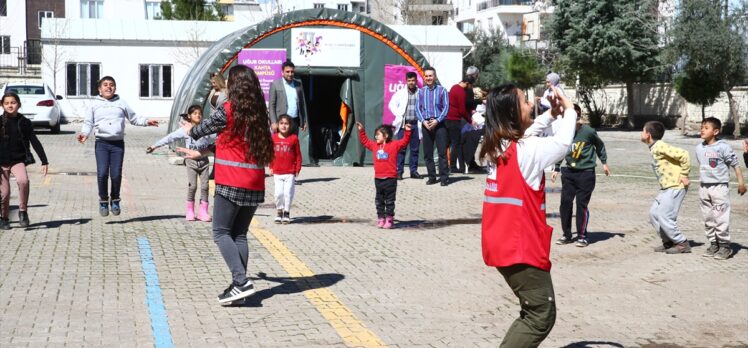 Kahtalı gönüllü gençler ile çocuklar depremin yaralarını el ele sarıyor