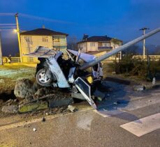 Karabük'te aydınlatma direğine çarpan otomobilin sürücüsü ağır yaralandı