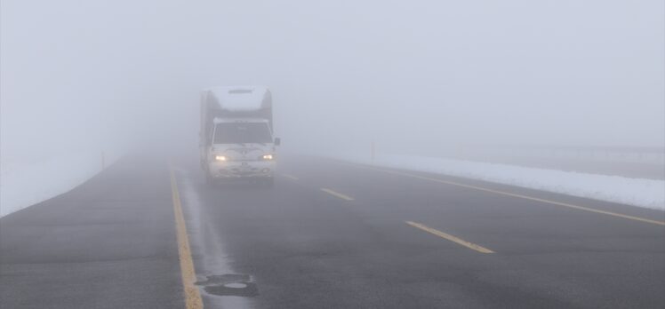 Kars-Iğdır kara yolunda etkili olan yoğun sis ulaşımı aksattı