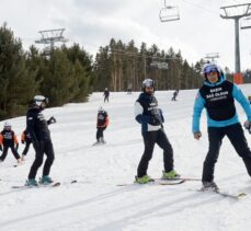 Kars'ta çocuk kayakçılar “siyah deprem yelekleriyle” antrenmanlara başladı