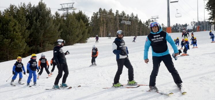 Kars'ta çocuk kayakçılar “siyah deprem yelekleriyle” antrenmanlara başladı
